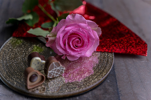 Entrega de flores y chocolates: envía un regalo delicado a España