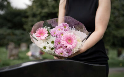 Words of Comfort: What to Write on the Card with Condolence Flowers